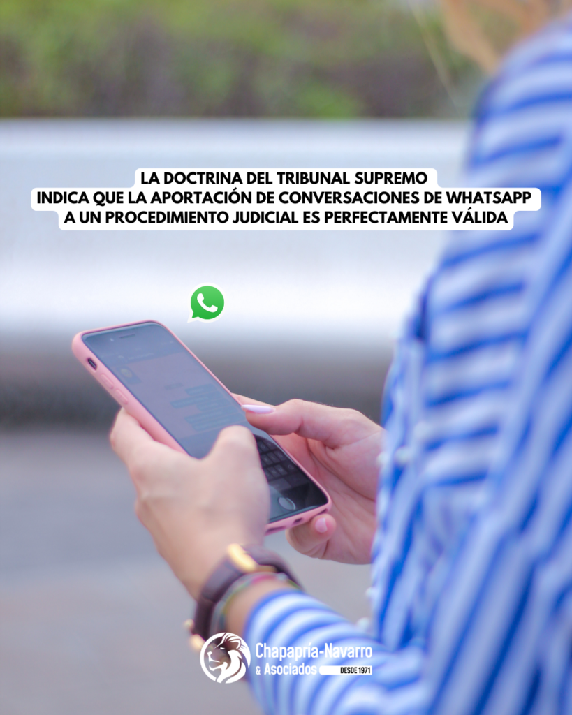 Mujer sosteniendo teléfono con Whatsapp abierto y un mensaje claro: La doctrina del Tribunal Supremo indica que la aportación de conversaciones de Whatsapp a un procedimiento judicial es perfectamente válida